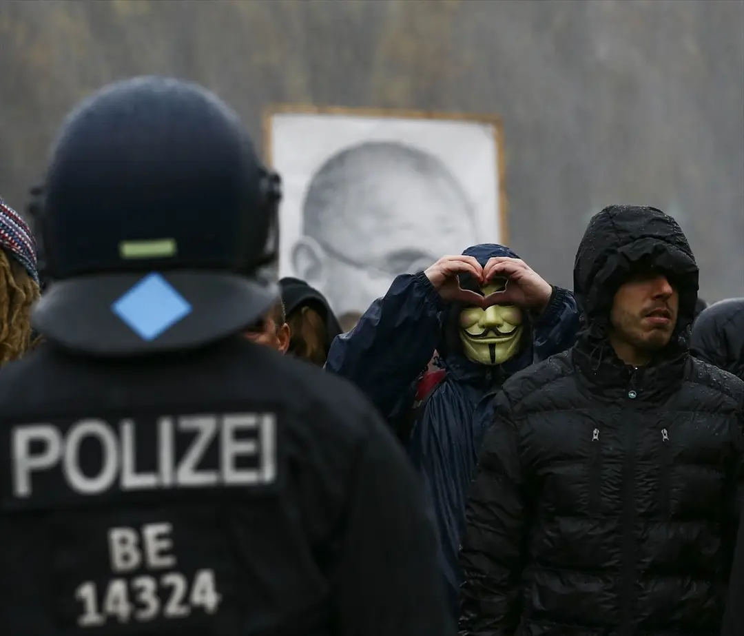 Berlin’de, federal hükümetin yeni tip koronavirüs (Kovid-19) salgınının yayılmasını önlemek için izlediği politikaya karşı yapılan protestoya polis müdahale etti.