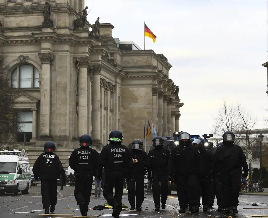 Berlin’de, federal hükümetin yeni tip koronavirüs (Kovid-19) salgınının yayılmasını önlemek için izlediği politikaya karşı yapılan protestoya polis müdahale etti.