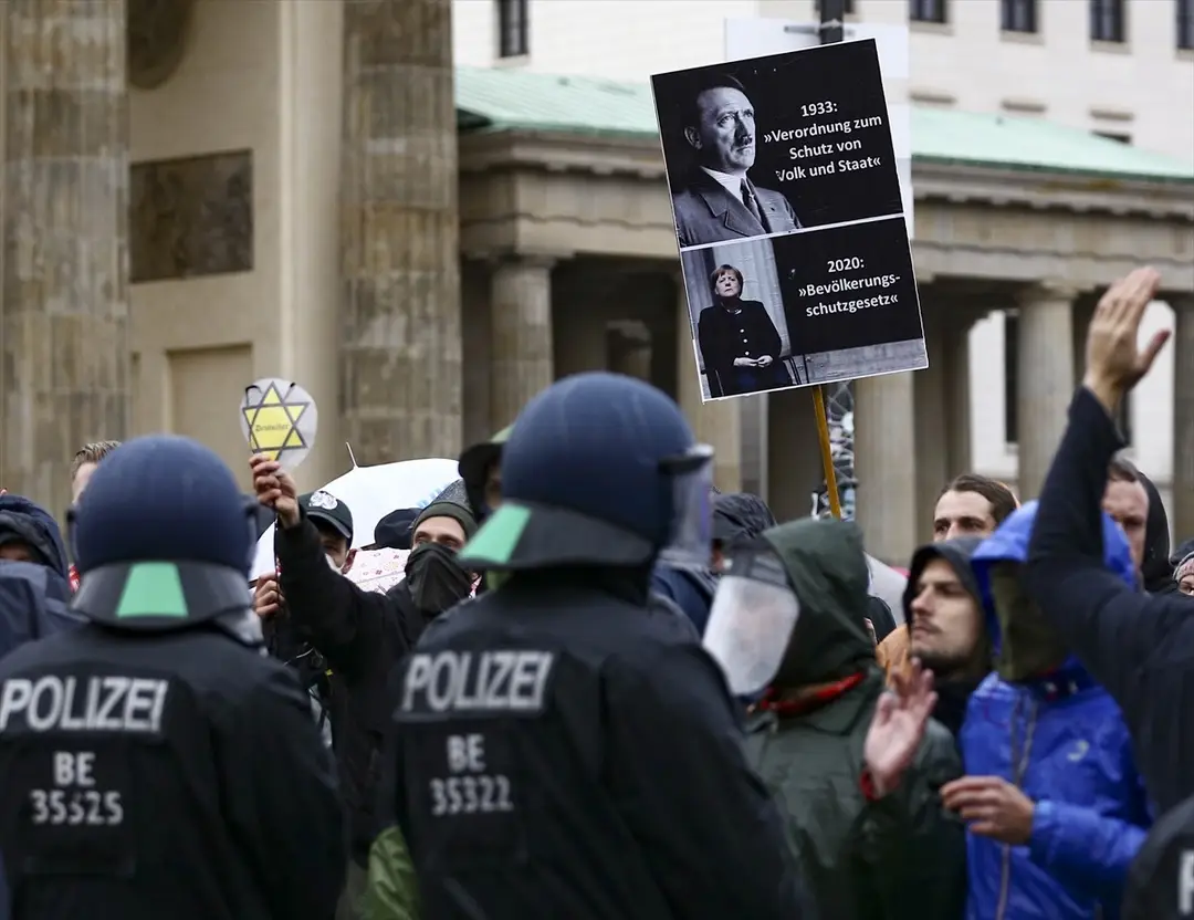 Berlin’de, federal hükümetin yeni tip koronavirüs (Kovid-19) salgınının yayılmasını önlemek için izlediği politikaya karşı yapılan protestoya polis müdahale etti.