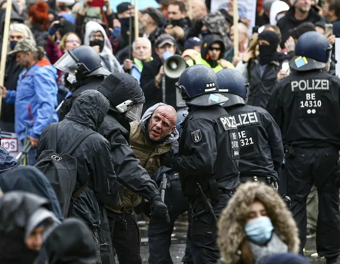 Berlin’de, federal hükümetin yeni tip koronavirüs (Kovid-19) salgınının yayılmasını önlemek için izlediği politikaya karşı yapılan protestoya polis müdahale etti.