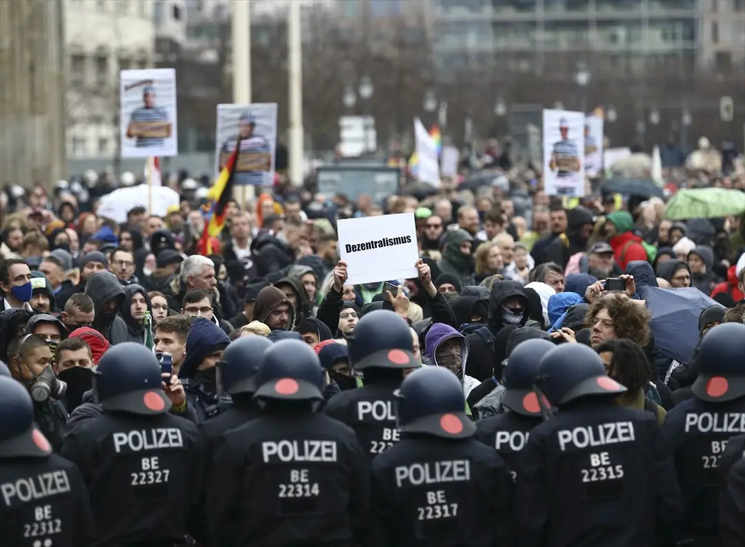 Berlin’de, federal hükümetin yeni tip koronavirüs (Kovid-19) salgınının yayılmasını önlemek için izlediği politikaya karşı yapılan protestoya polis müdahale etti.