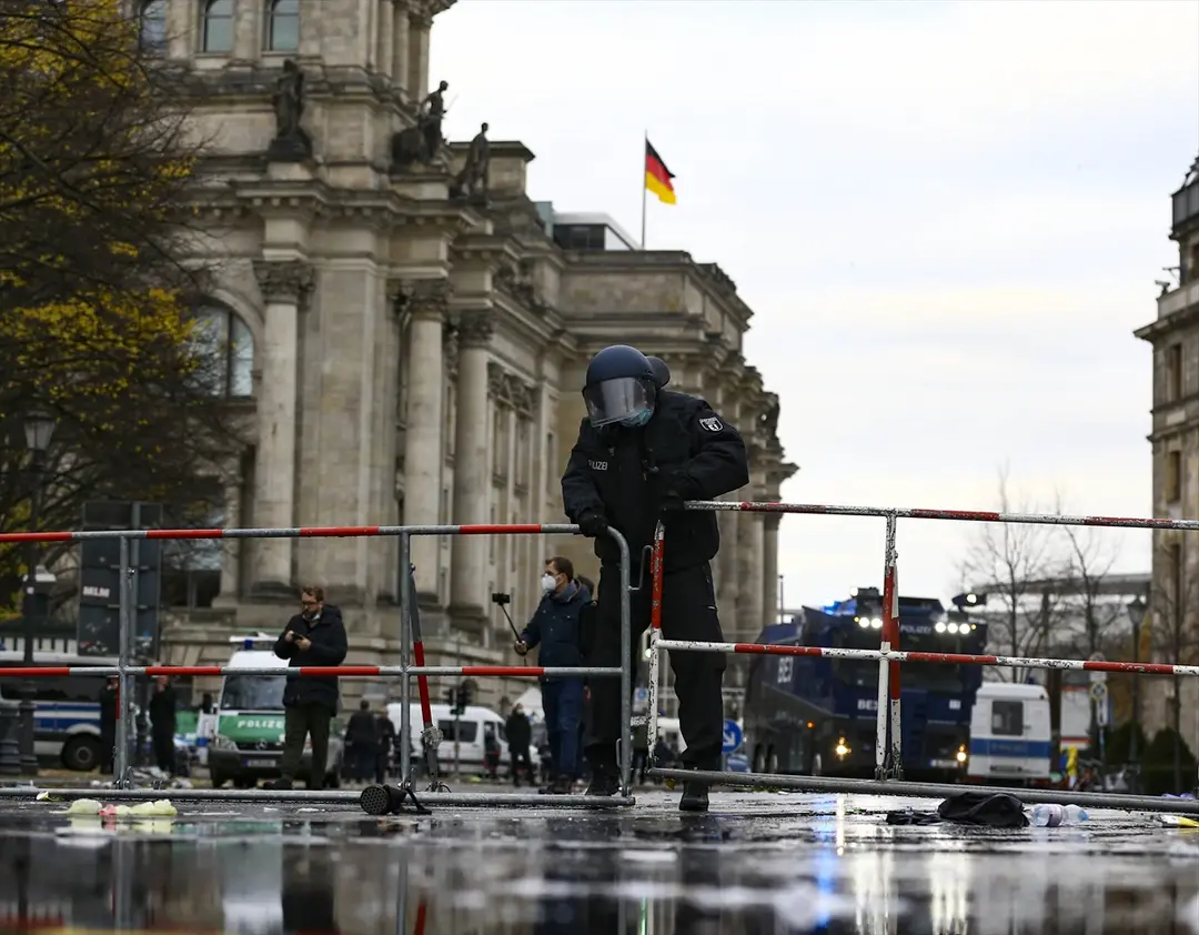 Berlin’de, federal hükümetin yeni tip koronavirüs (Kovid-19) salgınının yayılmasını önlemek için izlediği politikaya karşı yapılan protestoya polis müdahale etti.