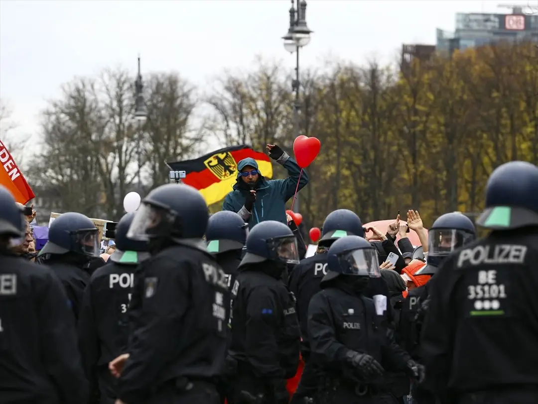 Berlin’de Korona ve Aşı Karşıtı Protesto