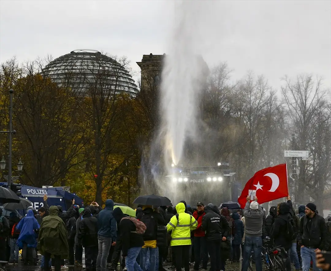 Berlin’de, federal hükümetin yeni tip koronavirüs (Kovid-19) salgınının yayılmasını önlemek için izlediği politikaya karşı yapılan protestoya polis müdahale etti.