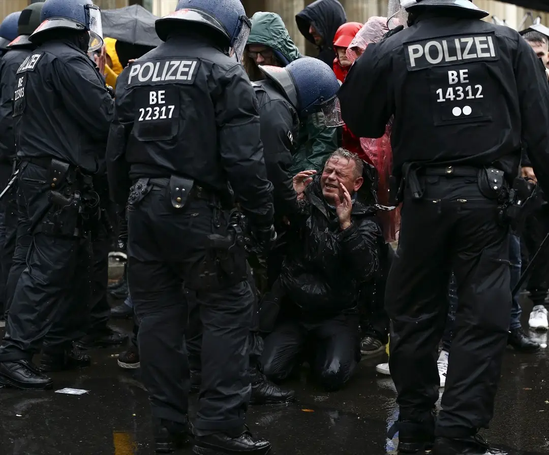 Berlin’de, federal hükümetin yeni tip koronavirüs (Kovid-19) salgınının yayılmasını önlemek için izlediği politikaya karşı yapılan protestoya polis müdahale etti.