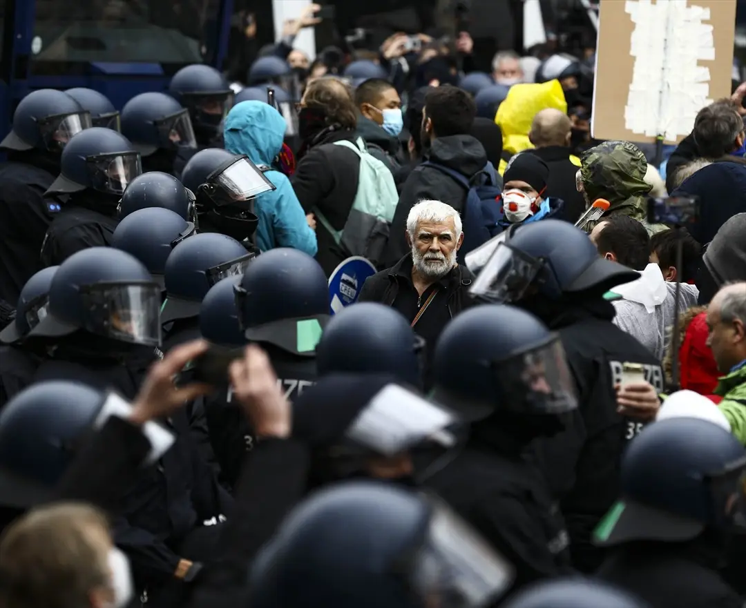 Berlin’de, federal hükümetin yeni tip koronavirüs (Kovid-19) salgınının yayılmasını önlemek için izlediği politikaya karşı yapılan protestoya polis müdahale etti.