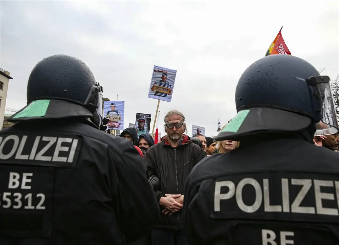 Berlin’de, federal hükümetin yeni tip koronavirüs (Kovid-19) salgınının yayılmasını önlemek için izlediği politikaya karşı yapılan protestoya polis müdahale etti.
