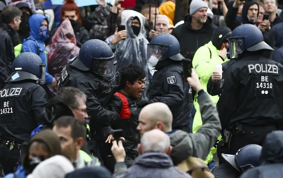 Berlin’de, federal hükümetin yeni tip koronavirüs (Kovid-19) salgınının yayılmasını önlemek için izlediği politikaya karşı yapılan protestoya polis müdahale etti.