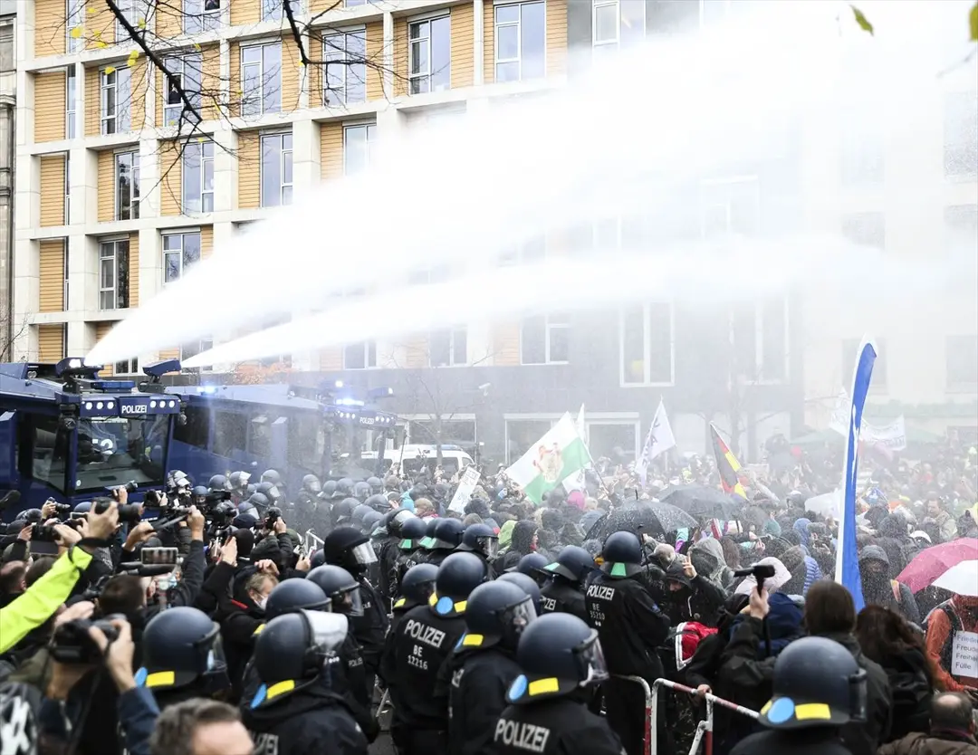 Berlin’de, federal hükümetin yeni tip koronavirüs (Kovid-19) salgınının yayılmasını önlemek için izlediği politikaya karşı yapılan protestoya polis müdahale etti.