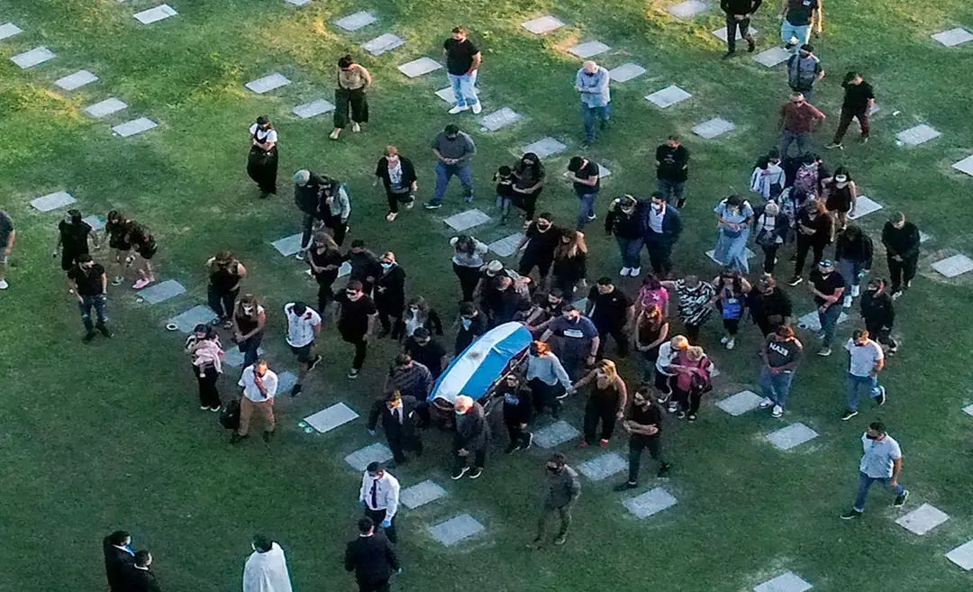 Maradona'nın Naaşı ile Poz Verdi İşinden Oldu