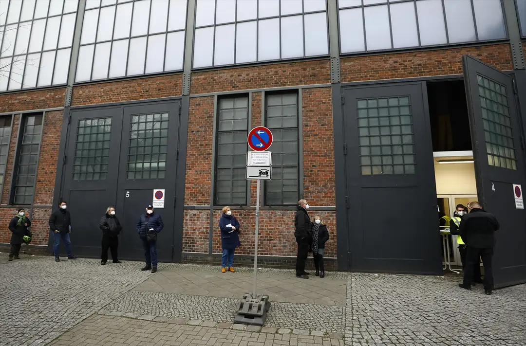 Berlin'de Kovid-19 için ilk aşı merkezi faaliyete geçti