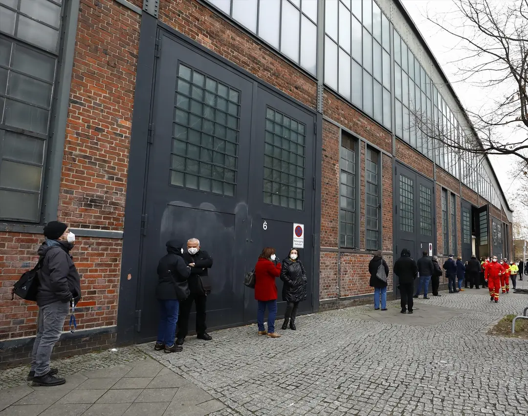 Berlin'de Kovid-19 için ilk aşı merkezi faaliyete geçti