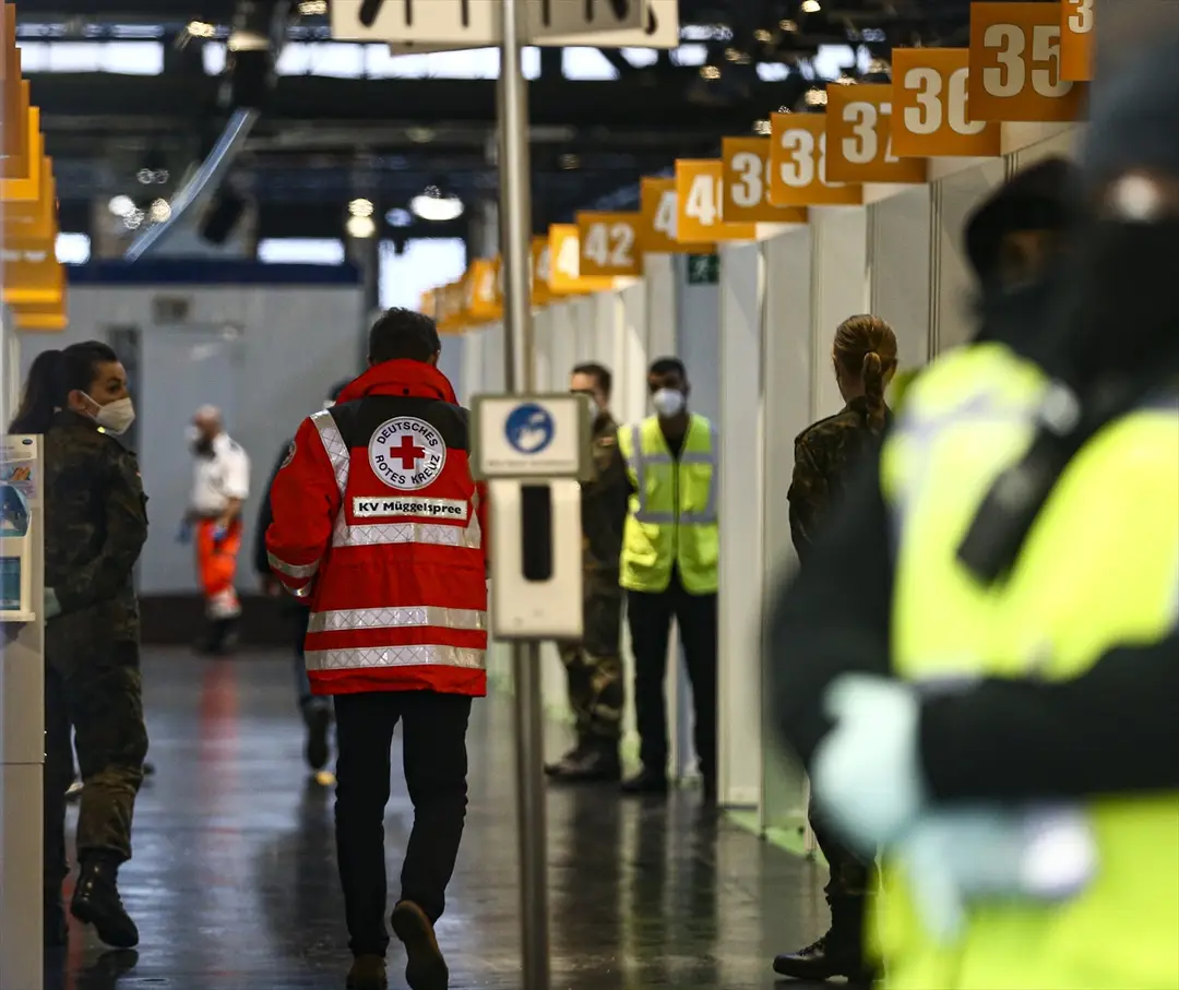 Berlin'de Kovid-19 için ilk aşı merkezi faaliyete geçti