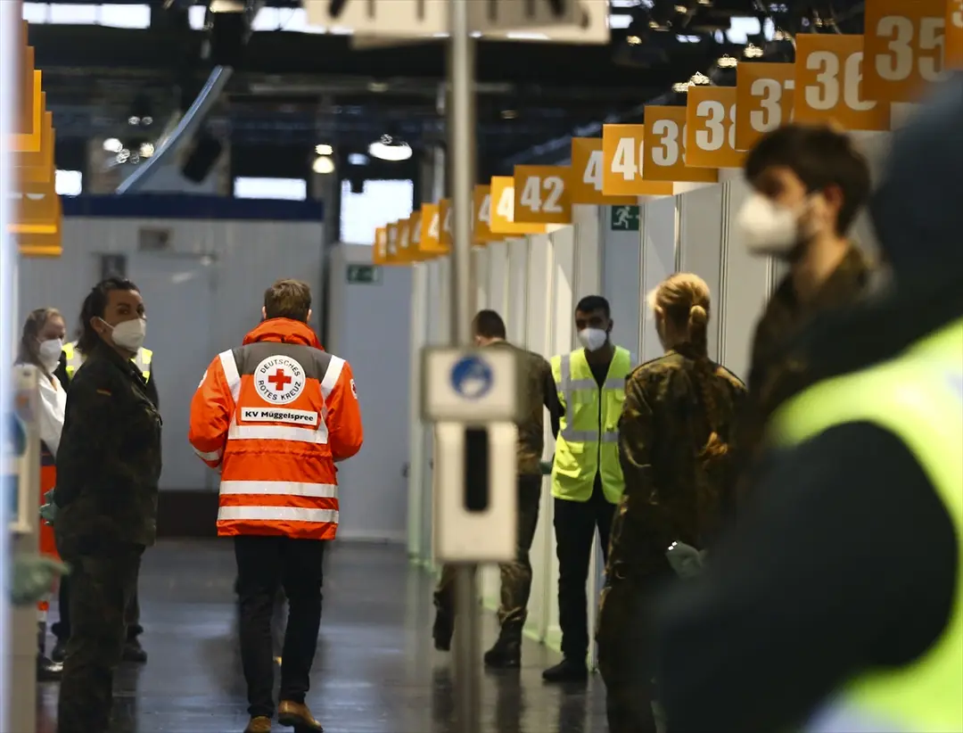 Berlin'de Kovid-19 için ilk aşı merkezi faaliyete geçti