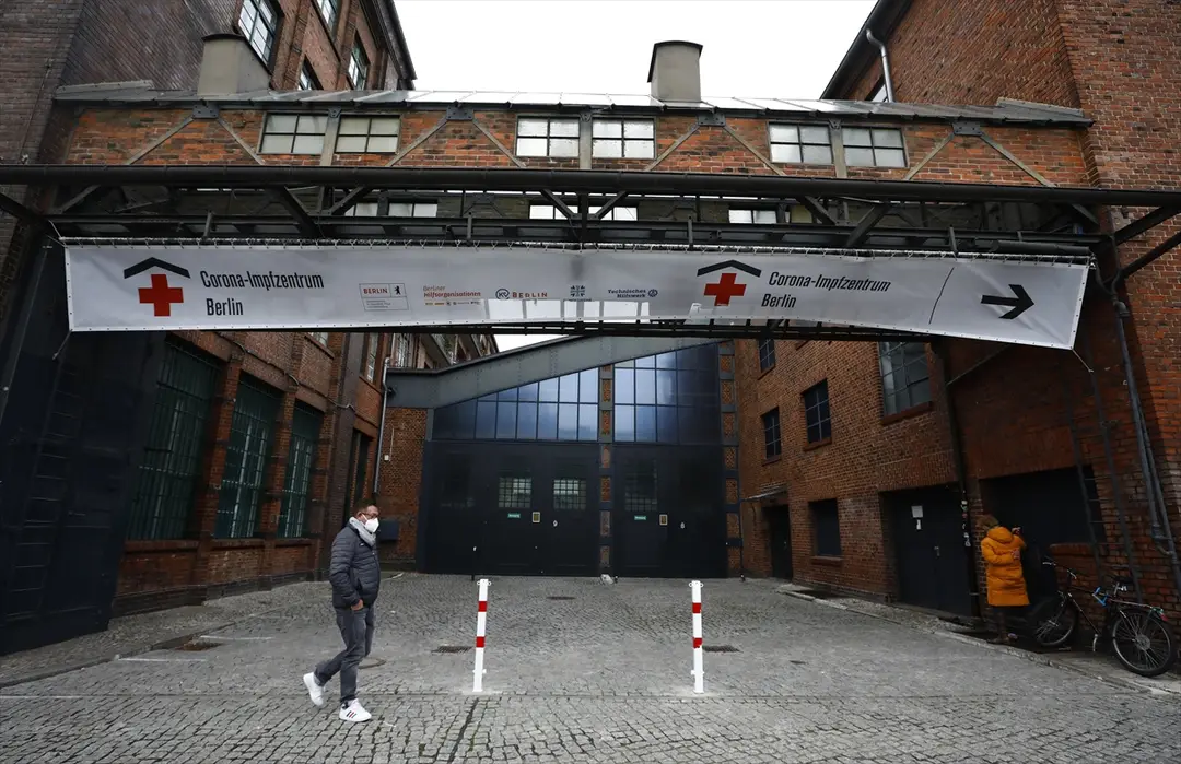 Berlin'de Kovid-19 için ilk aşı merkezi faaliyete geçti