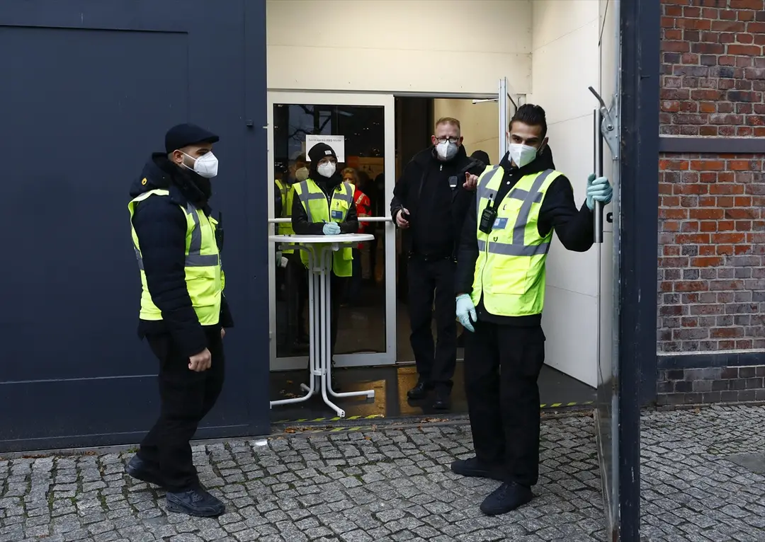 Berlin'de Kovid-19 için ilk aşı merkezi faaliyete geçti