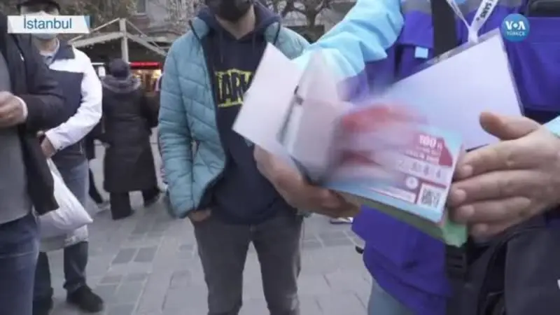 Eminönü’nde Uzun Milli Piyango Bileti Kuyruğu