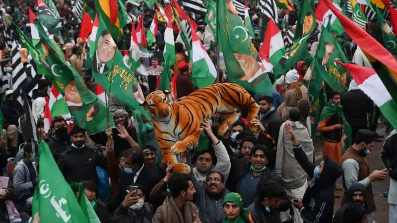 Pakistan'da Binlerce Kişilik Mitingle Başbakan Khan'a İstifa Çağrısı