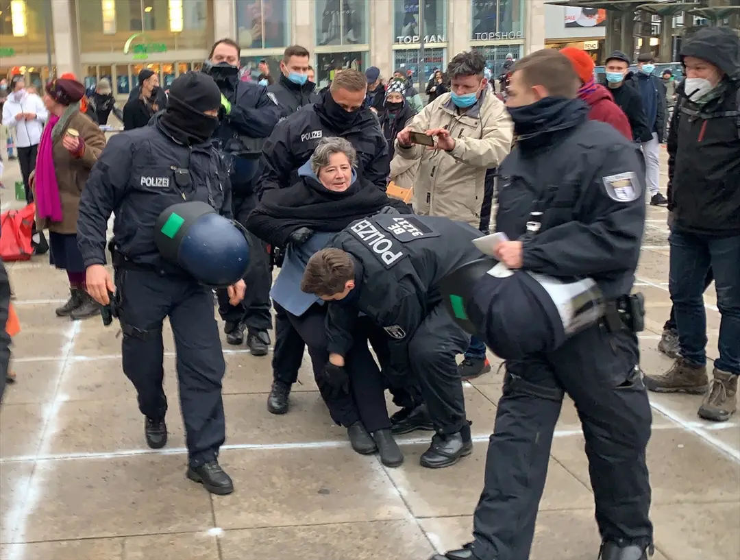 Berlin`de Kovid-19 önlemleri karşıtı gösteri düzenlendi