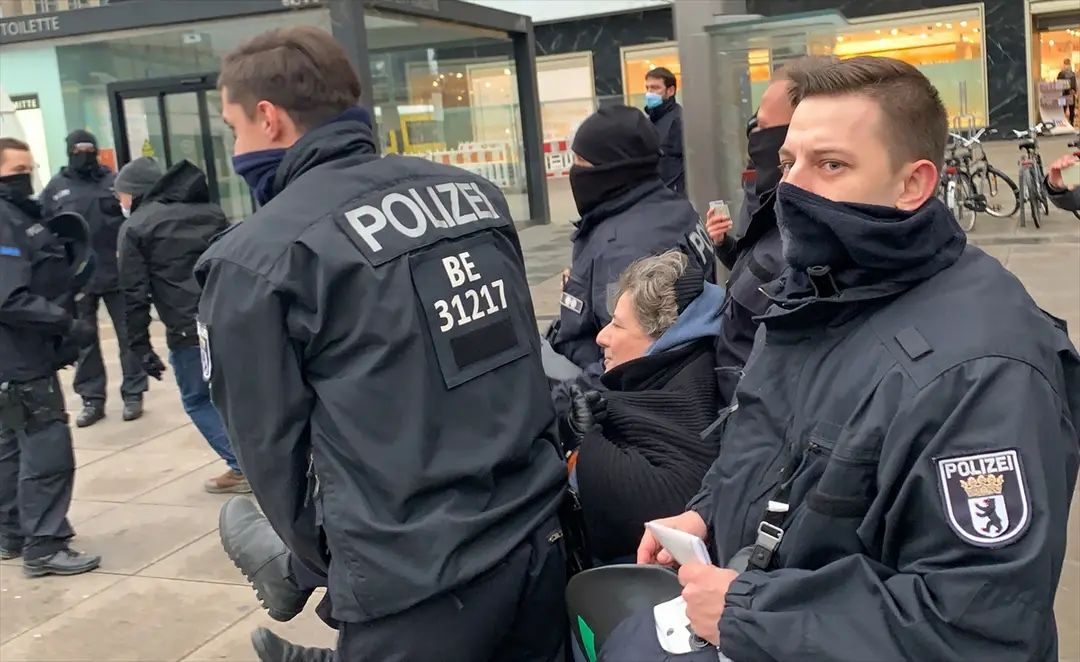 Berlin`de Kovid-19 önlemleri karşıtı gösteri düzenlendi