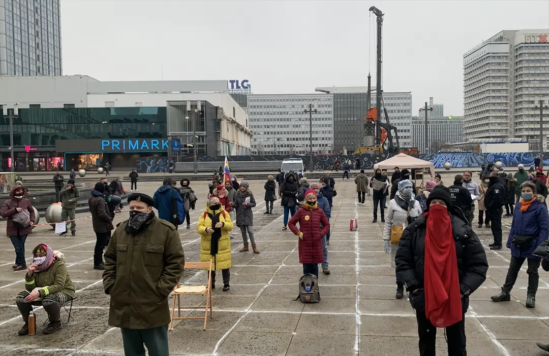 Berlin`de Kovid-19 önlemleri karşıtı gösteri düzenlendi