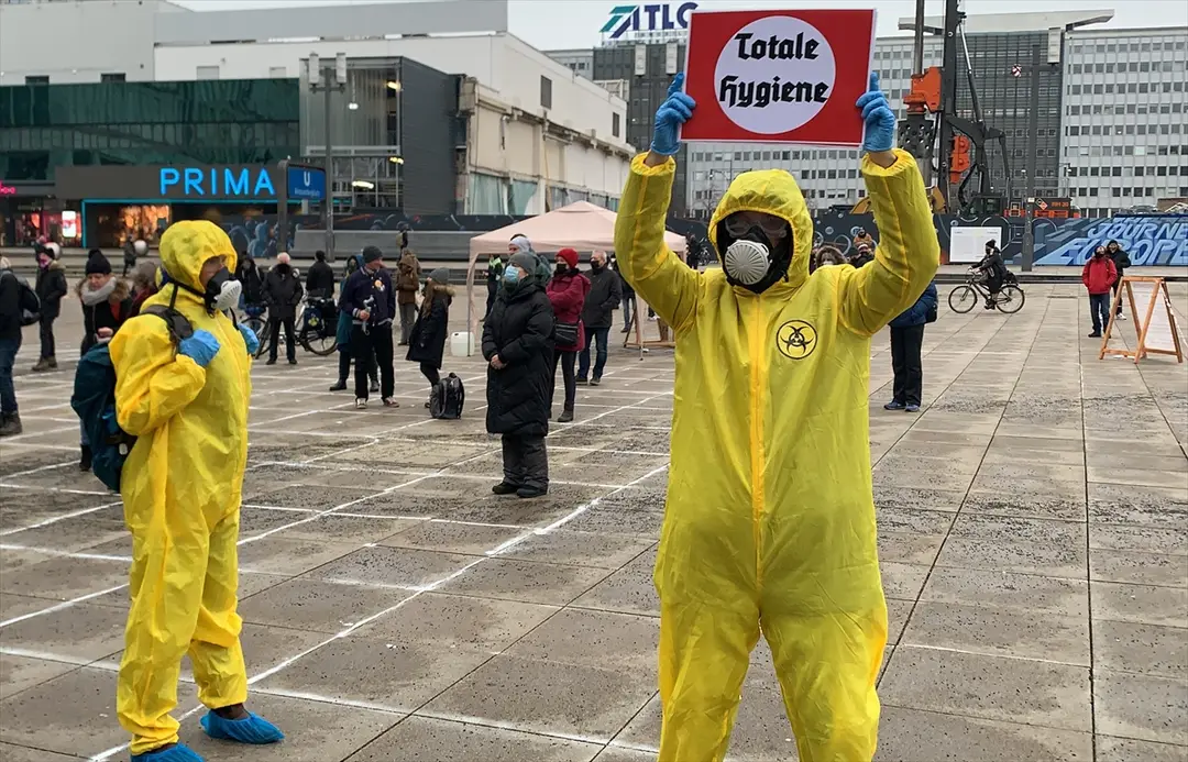 Berlin`de Kovid-19 önlemleri karşıtı gösteri düzenlendi