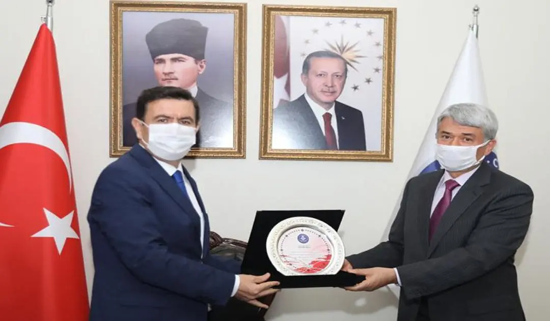 Burdur’da vergi rekortmenlerine plaket verildi