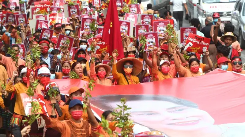 Myanmar’da Binlerce Kişi Yine Sokaklarda