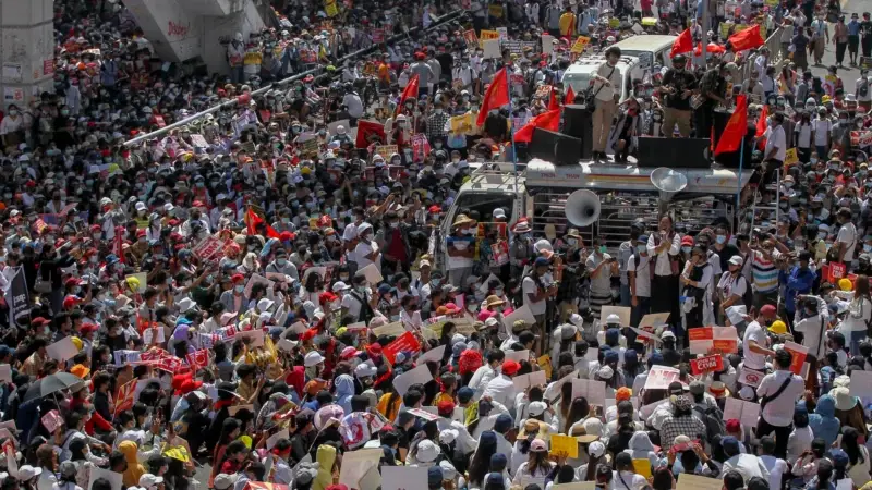 Myanmar'da Darbe Karşıtı Protestolara Rekor Katılım