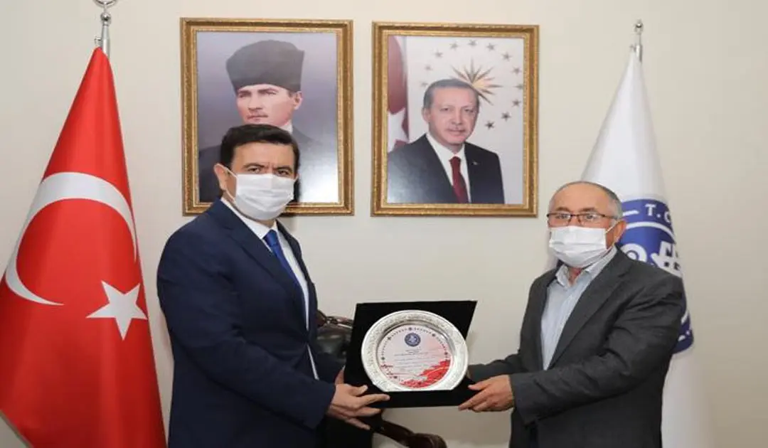 Burdur’da vergi rekortmenlerine plaket verildi