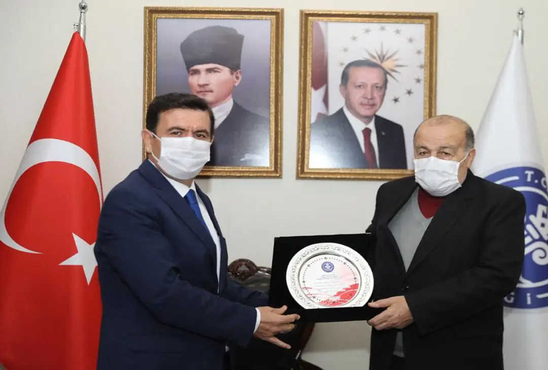 Burdur’da vergi rekortmenlerine plaket verildi