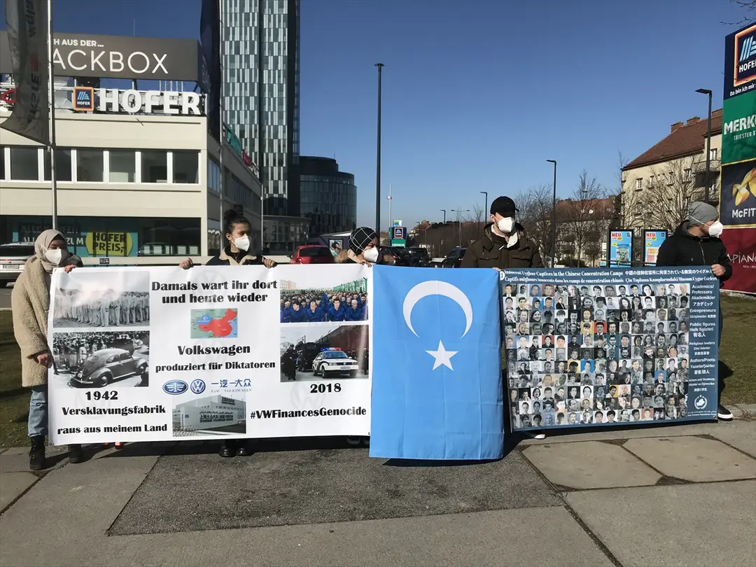 Avusturya’da Uygur Türkleri, otomobil üreticisi Volkswagen firmasını protesto etti