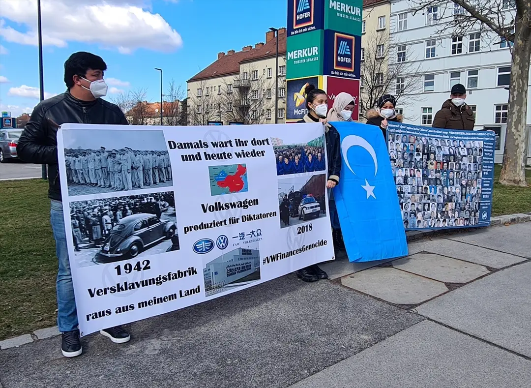 Avusturya’da Uygur Türkleri, otomobil üreticisi Volkswagen firmasını protesto etti