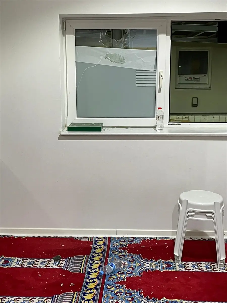 Almanya'da DİTİB camisine taşlı saldırı