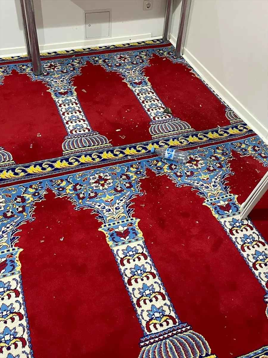 Almanya'da DİTİB camisine taşlı saldırı