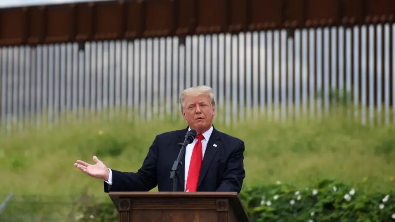 Trump Meksika Sınırına Gitti Biden’ı Eleştirdi