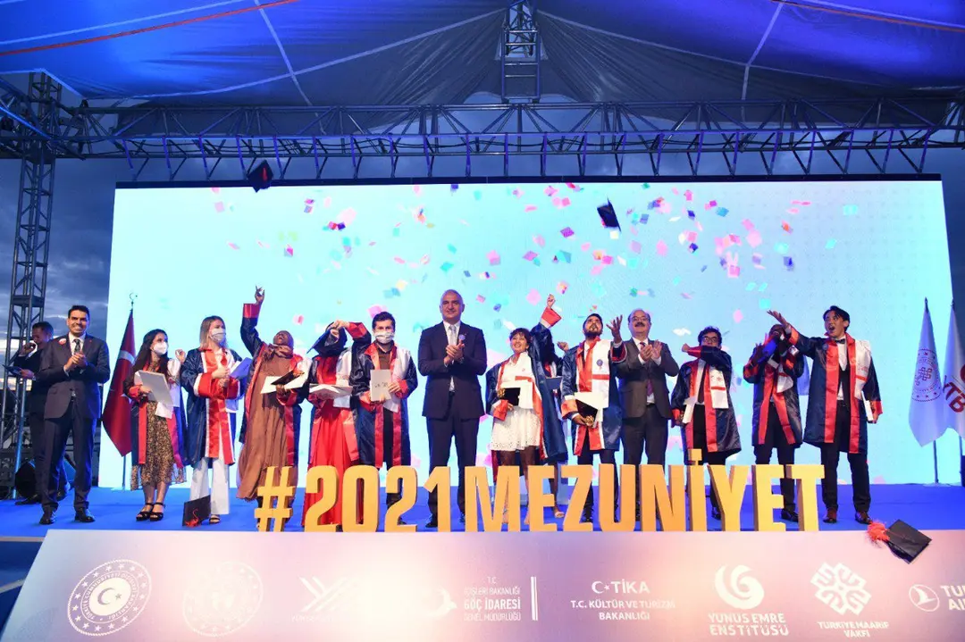 Uluslararası Öğrencilerin Mezuniyet Coşkusu