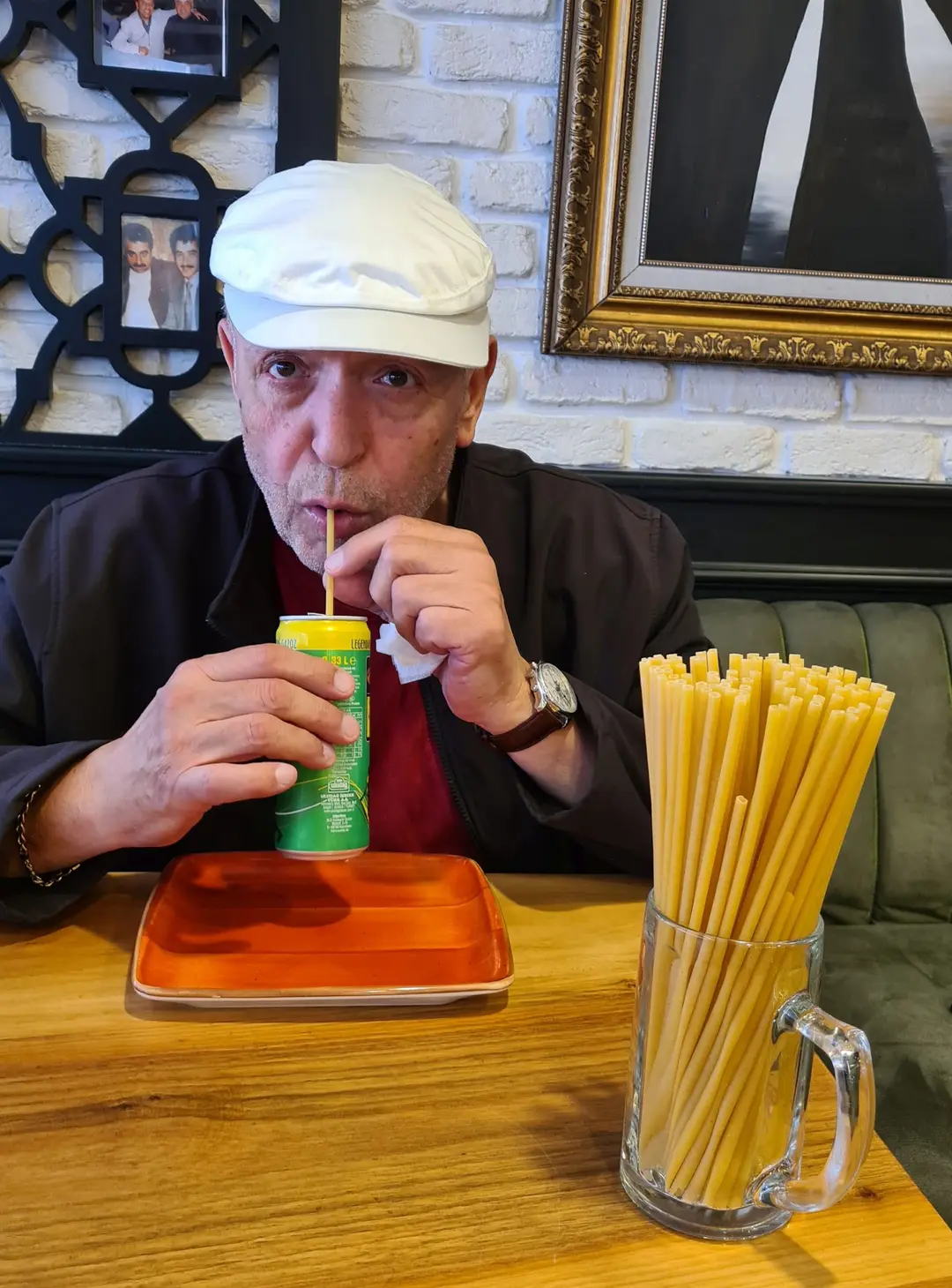 Plastik Pipepert yasaklanınca çareyi içi boş makarnada buldu