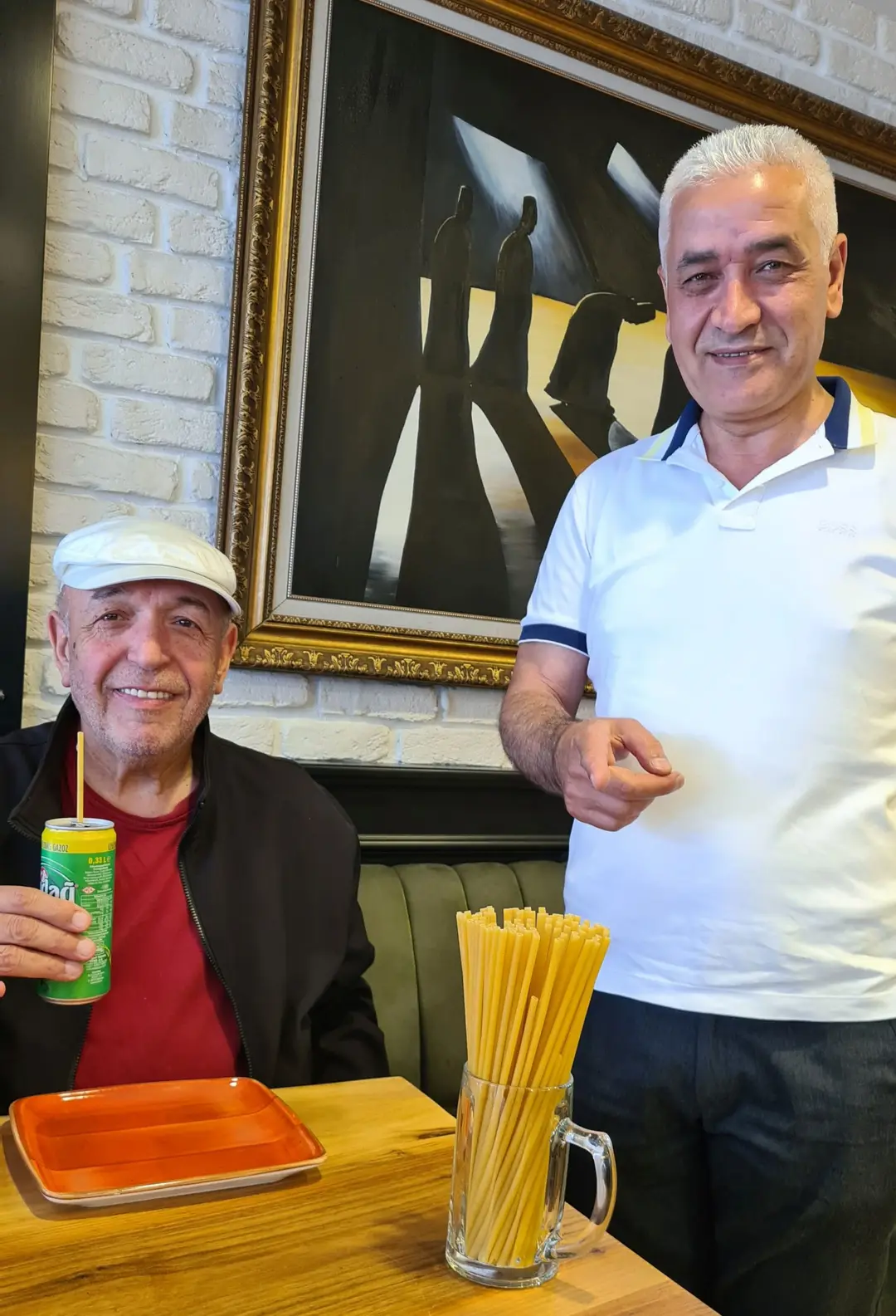 Plastik Pipepert yasaklanınca çareyi içi boş makarnada buldu