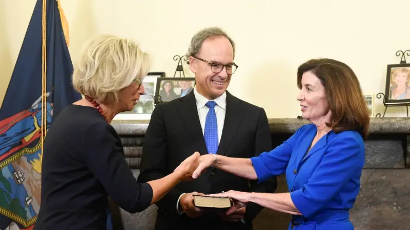 New York’un İlk Kadın Valisi Hochul Göreve Başladı