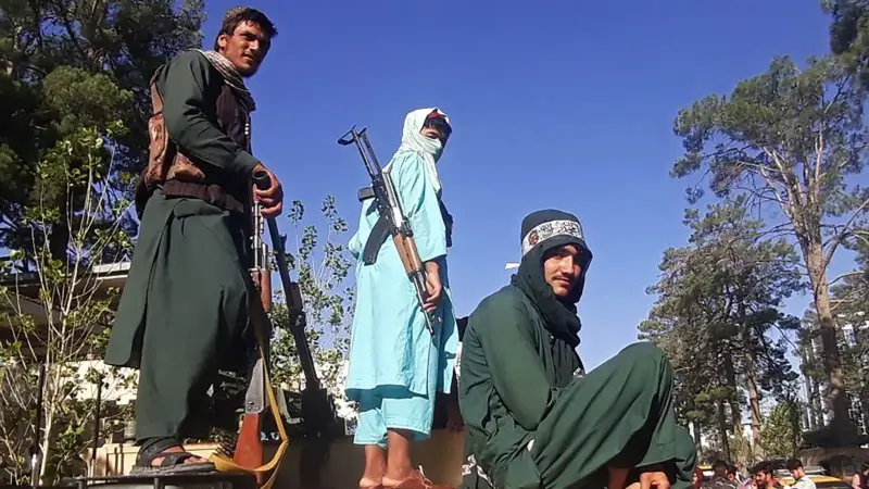 Taleban Kandahar ve Herat'ı Da Denetimine Aldı