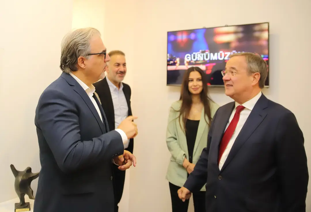 Laschet'ten Almanya'da yaşayan Türklere çağrı