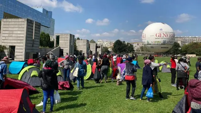 Evsizler Paris Valiliği önünde çadır kurdu