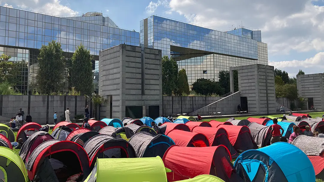 Evsizler Paris Valiliği önünde çadır kurdu