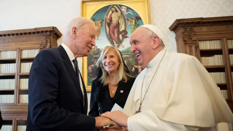 Biden Vatikan’da Papa ile Görüştü