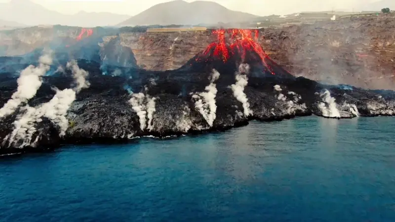 La Palma Havalimanı Püsküren Küller Yüzünden Kapandı