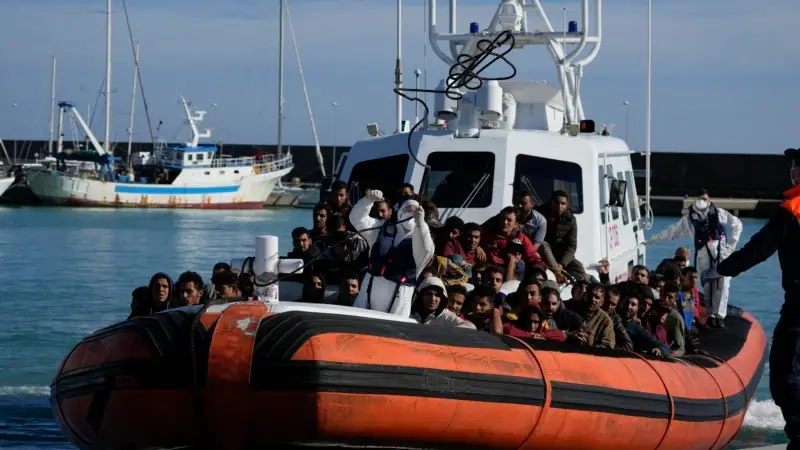 İtalya'ya Denizden Göçmen Akını Sürüyor