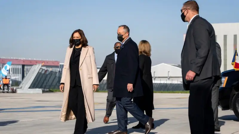 Kamala Harris Paris'te