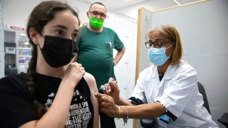 Pfizer Aşısı Ergenlik Çağındakilerde Uzun Süre Etkili
