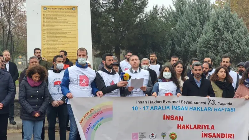 Güvenlikçi Politikalar İnsan Hakları Önünde Engel mi?